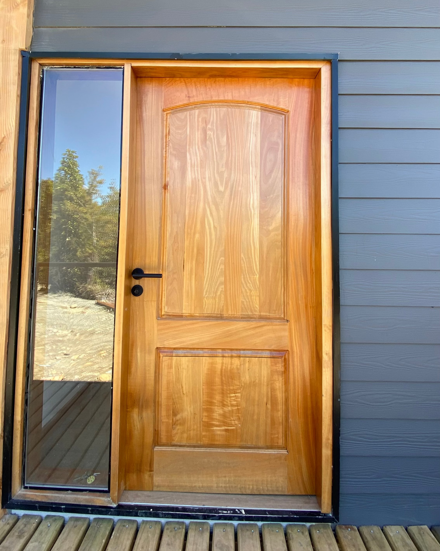 Puerta de entrada en madera nativa a medida
