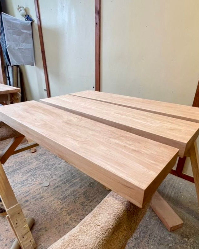 Peldaño de madera maciza visto de canto, hecho en el sur de Chile