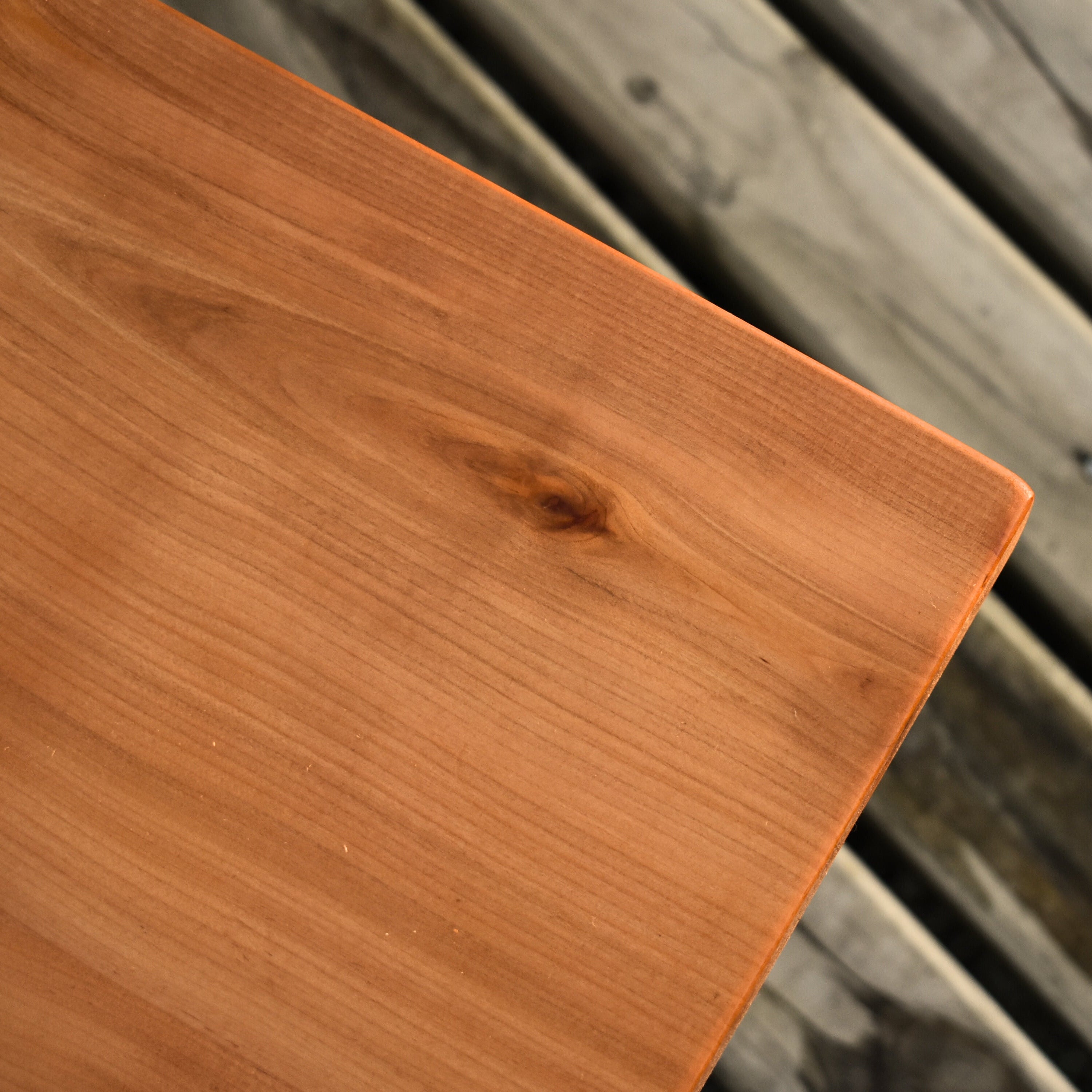 Cubierta de Coihue para Escritorio 120 x 60 cms + Repisa 60 x 20 cms + Kit de Mantenimiento de REGALO