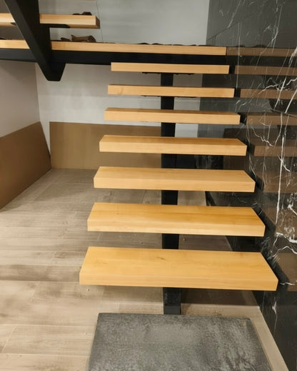 Escalera flotante con peldaños de madera maciza Casa Zaru