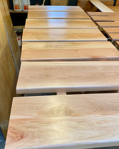Peldaños de madera nativa terminados, con el borde delantero redondeado