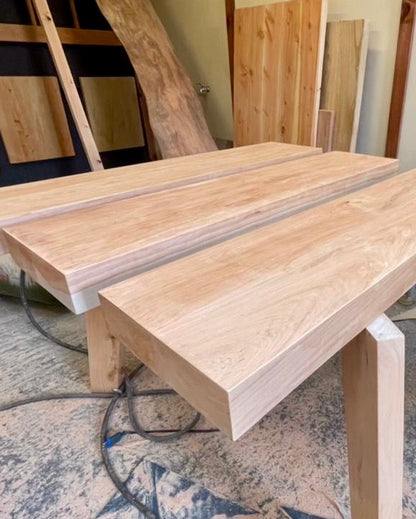 Peldaños gruesos de madera maciza en el taller de Casa Zaru