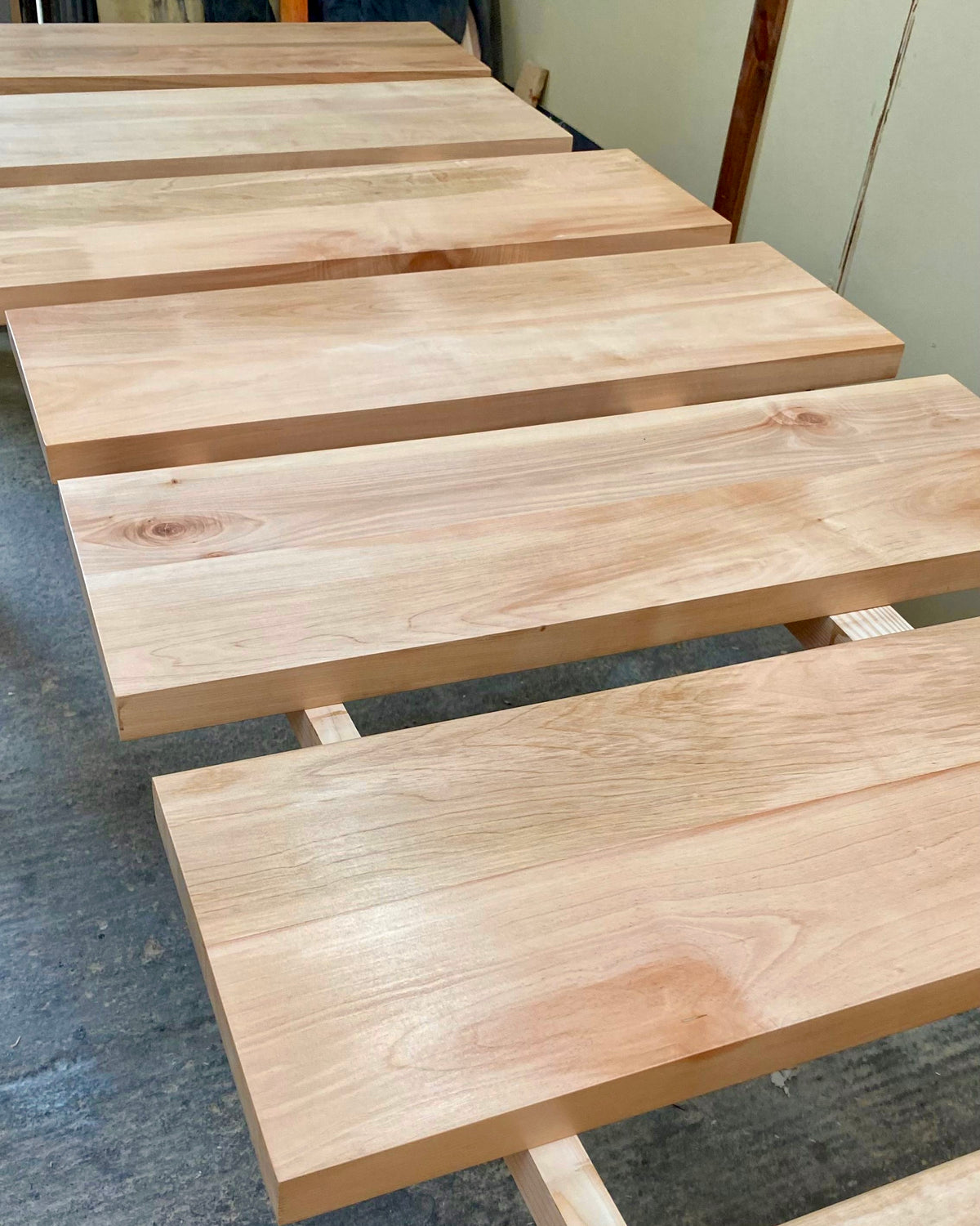 Peldaños de madera maciza recién terminados en el taller de Villarrica